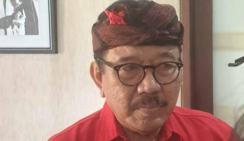 JELASKAN PERSOALAN : Cok Ace saat ditemui di Kantor DPD PDI Perjuangan Bali. (ni kadek novi febriani)