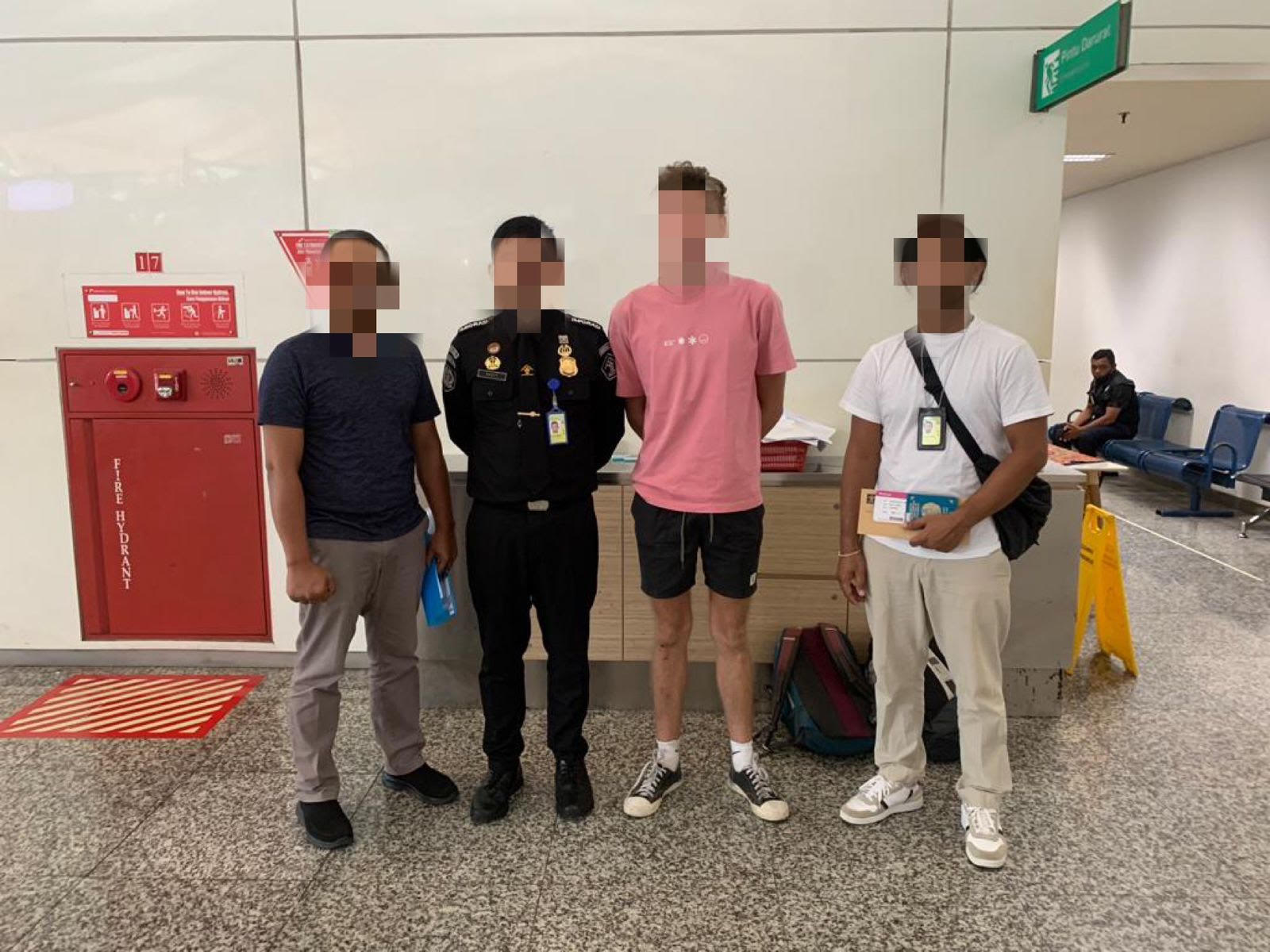 DIUSIR: WNA asal Kazakhstan Kirill Kuzmyak (baju pink) saat di imigrasi sebelum di deportasi ke negaranya (11/1/2024).