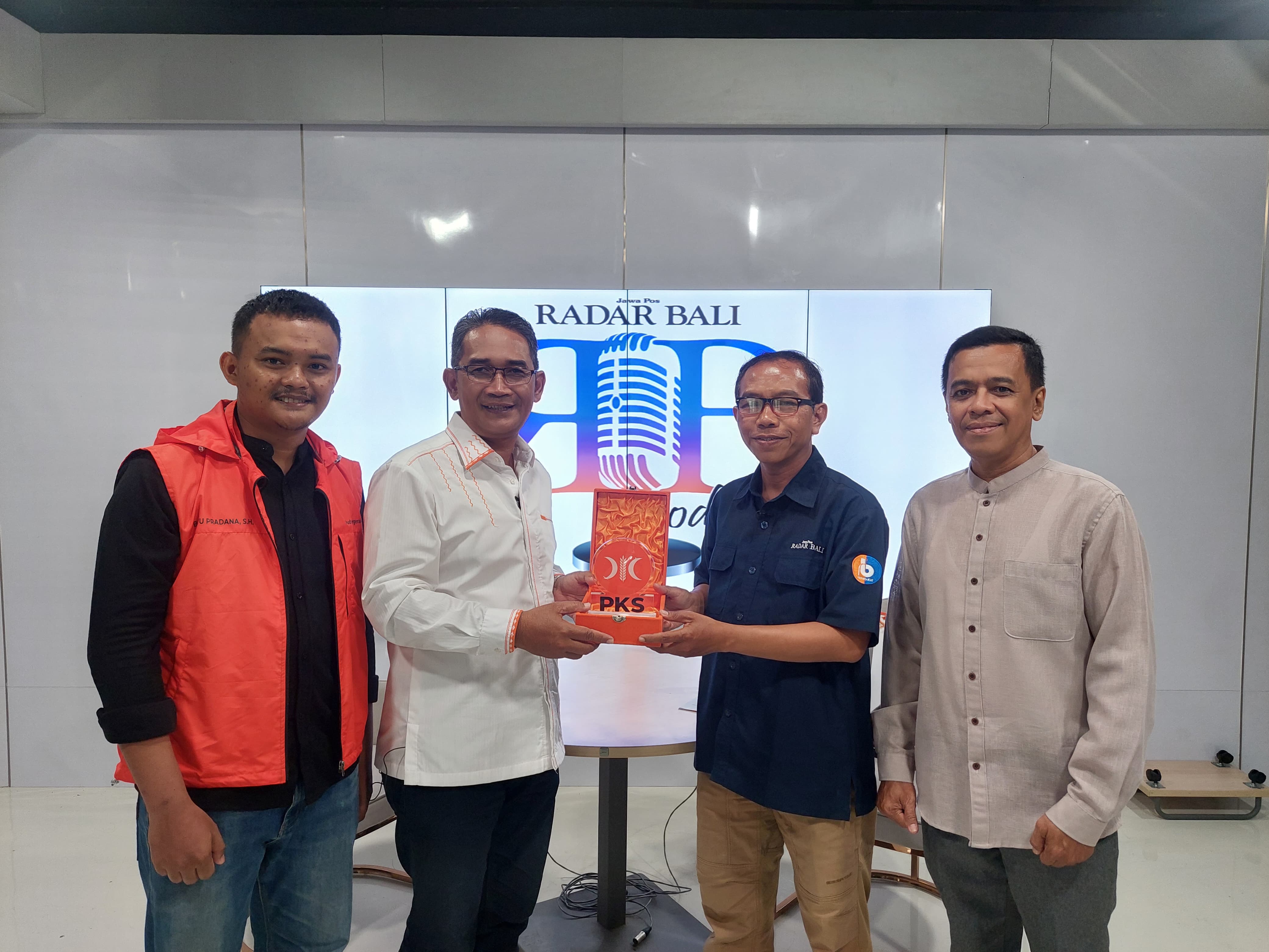 SIAP TUNTASKAN SAMPAH: Caleg PKS untuk DPRD Bali dapil Denpasar Hilmun Nabi saat usai podcast di studio jawa pos tv.