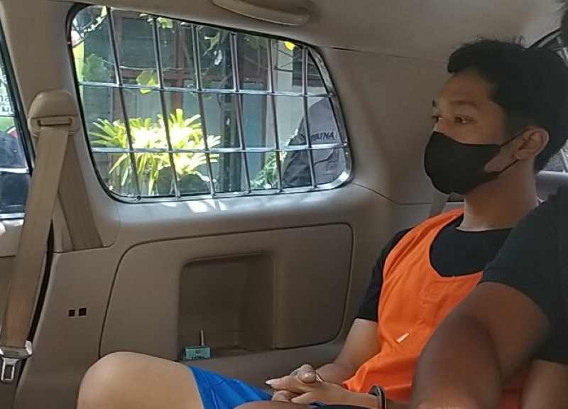 TETAP DITAHAN : Penekun spiritual Kadek Dwi Arnata alias Jero Dasaran Alit (JDA) tersangka kasus dugaan tindak pidana asusila saat diangkut mobil tahanan. (juliadi)