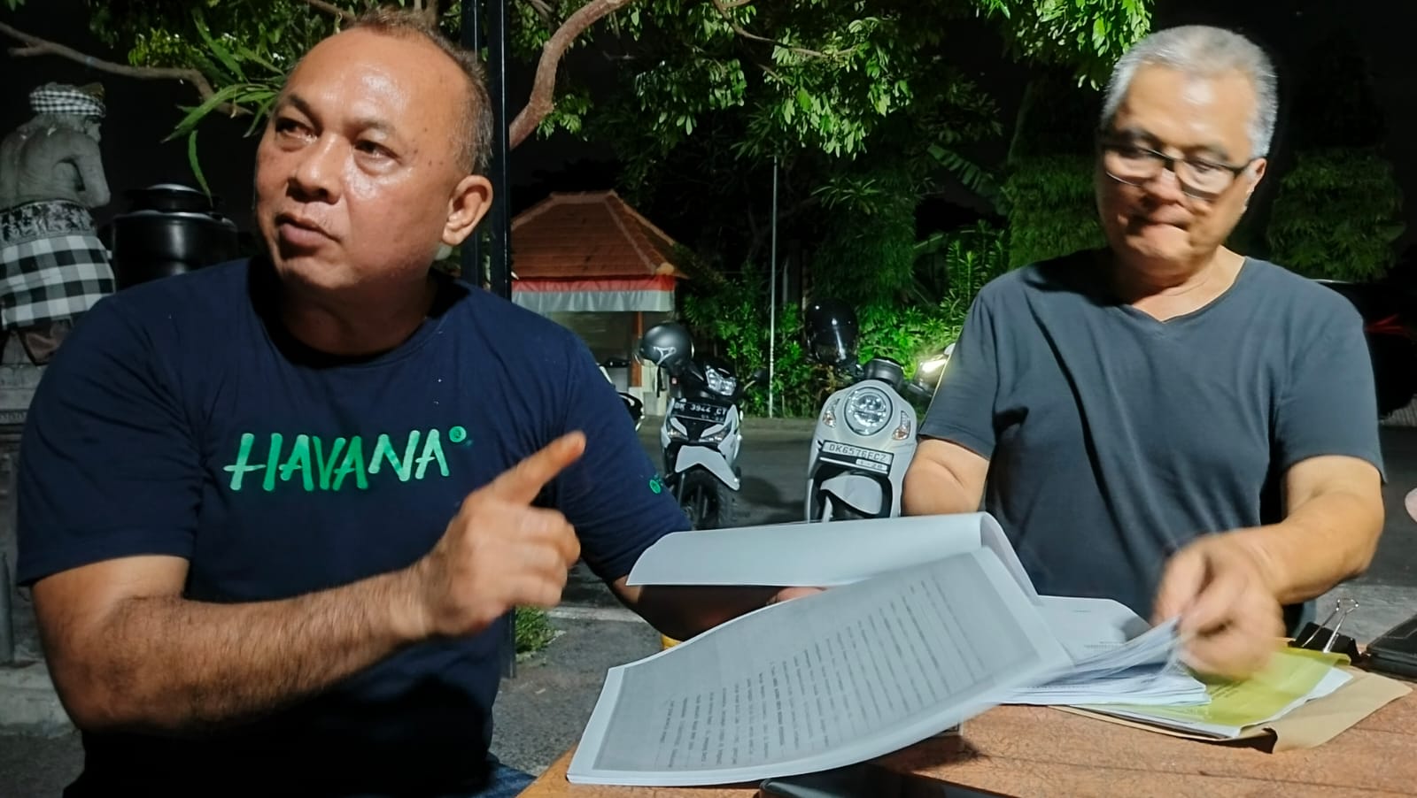 GEDOR: Kuasa Hukum Puri Agung Denpasar I Ketut Kesuma SH, saat membeber bukti terkait laporannya ke Polda Bali atas klaim Nyoman Liang di lahan 6.670 m2 di Badak Agung.