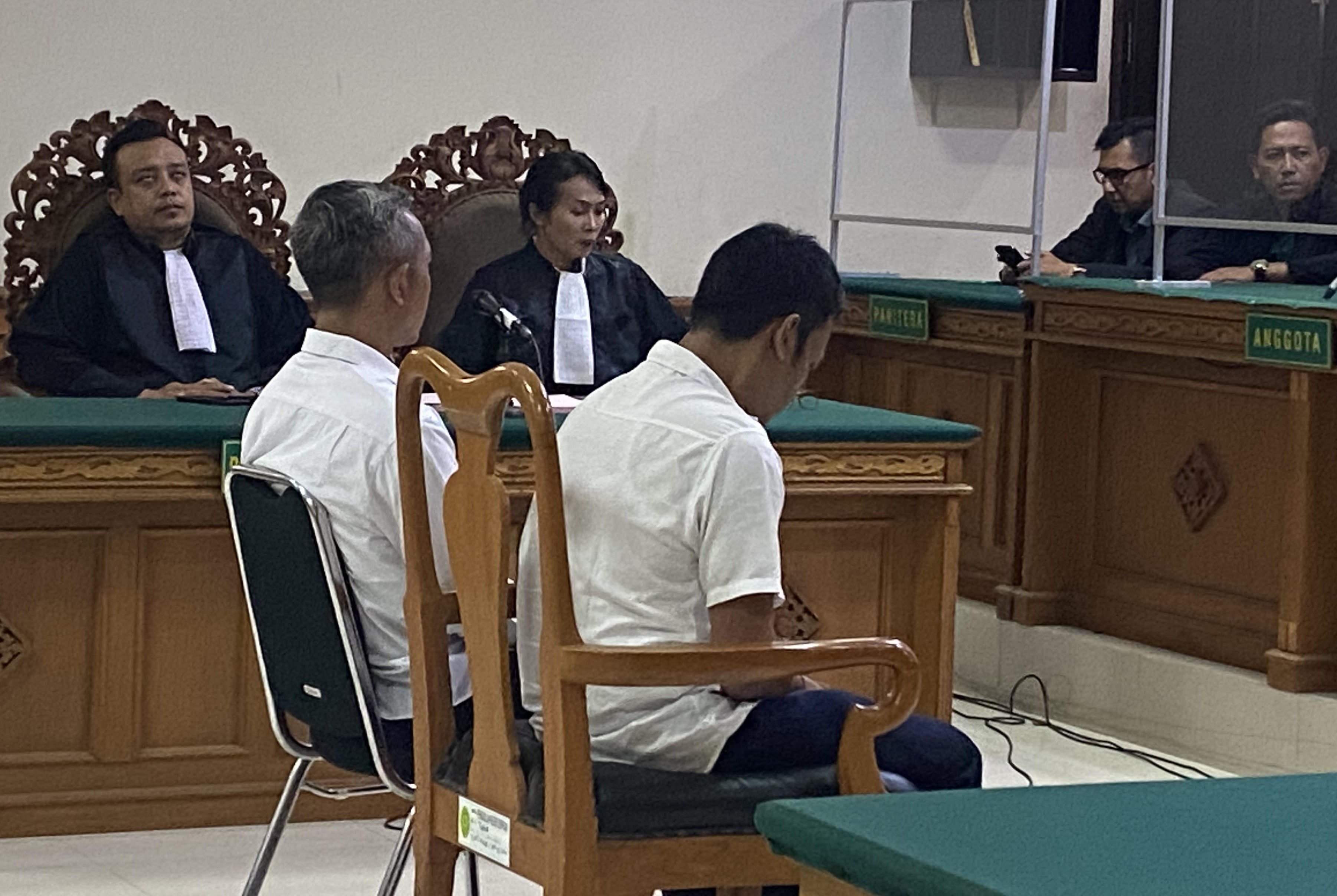 KENA SETAHUN : Terdakwa I Gusti Put Nurbawa dan Ida Bagus Ratu Suputra dalam persidangan yang berlangsung di Tipikor Denpasar. (Putu Honey Dharma Putri/Radar Bali) _