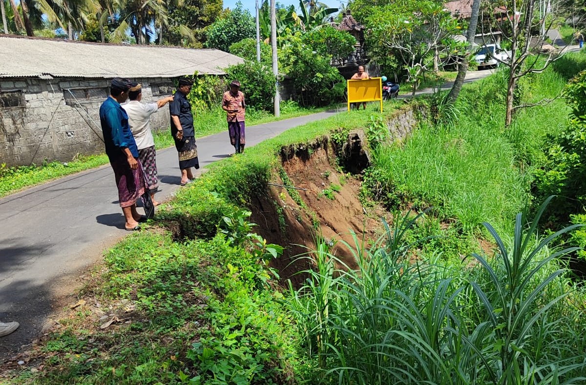 AMBROL: Pematang jalan menuju Pura Manik Tirta, Desa Timuhun, Kecamatan Banjarangkan, Kabupaten Klungkung ambrol