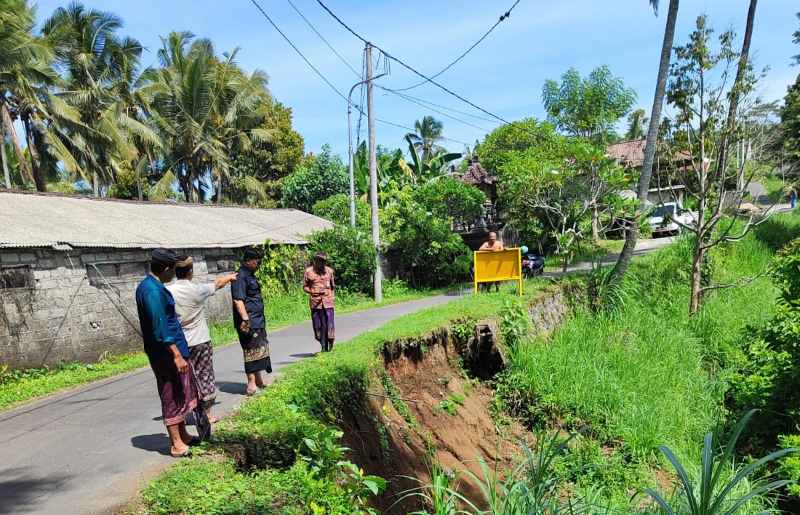 AMBROL : Pematang jalan menuju Pura Manik Tirta, Desa Timuhun, Kecamatan Banjarangkan, Kabupaten Klungkung ambrol (foto warga Timuhun)