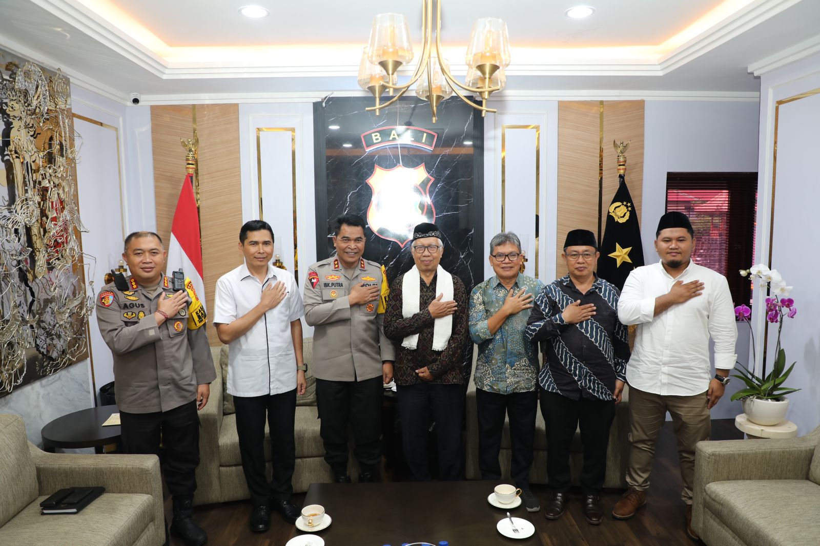 JAGA KERUKUNAN: Kapolda Bali Irjenpol Ida Bagus Kade Narendra (tiga dari kiri) bersama Ketua MUI Bali KH. Mahrusun Hadiyono dan rombongan di Polda Bali (11/1/2024).