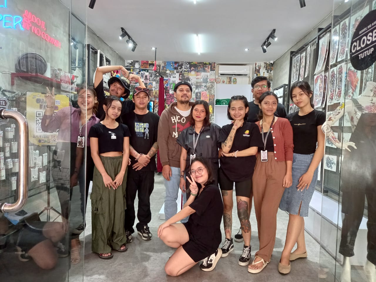 PUSAT TATO TEMPORER: Havidz Najjar, CEO Bali Paper Ink dan Marina Idris selaku CFO (berdiri di tengah) bersama tim, Kamis (11/1/2024). (Bali Paper Ink For Radar Bali)