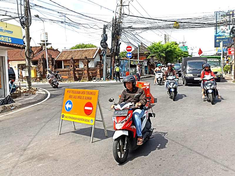 MASIH MEMBINGUNGKAN  : Aturan baru arus kendaraan di Simpang Tibuneneng.(Adrian suwanto/radarbali)