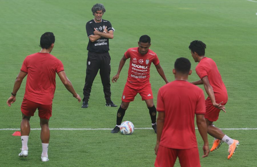 KEMBALI LATIHAN: Pelatih Bali United, Stefano Cugurra saat memimpin latihan perdan Bu, uai libur panjang, di Training Centre Bali united, pantai Purnama, Gianyar, Kamis 11 Januari 2024.