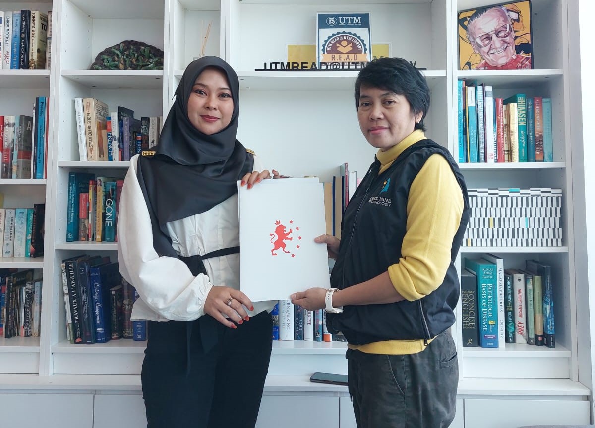 SERTIFIKASI INTERNASIONAL: Dian Sukma (kanan) dengan sertifikat dari London Examination Board (LEB), United Kingdom.