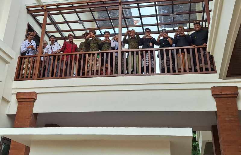 BISA MENYEBERANG : Kantor KPUD dan Bawaslu Badung tersambung jembatan cinta. (Ni Made Ari Rismaya Dewi/Radar Bali)