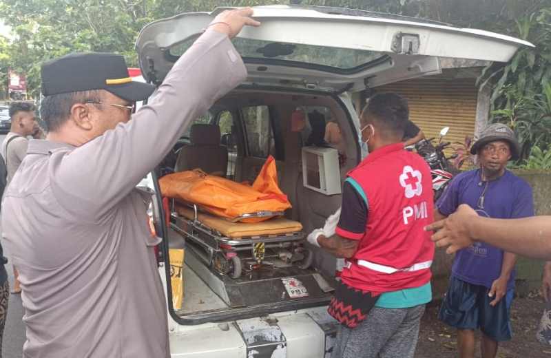 DIANGKUT AMBULANS: Evakuasi jasad korban menggunakan mobil ambulans. (istimewa)