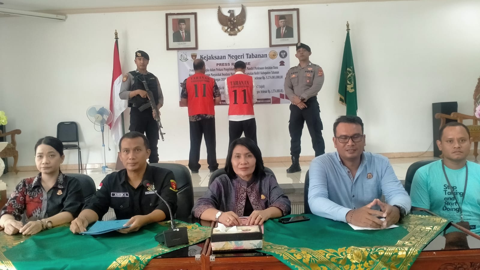 LEMBAGA NON BANK: Ketua dan Pengawas LPD Desa Adat Mundeh, Desa Mundeh, Kecamatan Selemadeg Barat Tabanan (pakai rompi tahanan) saat penetapan tersangka.