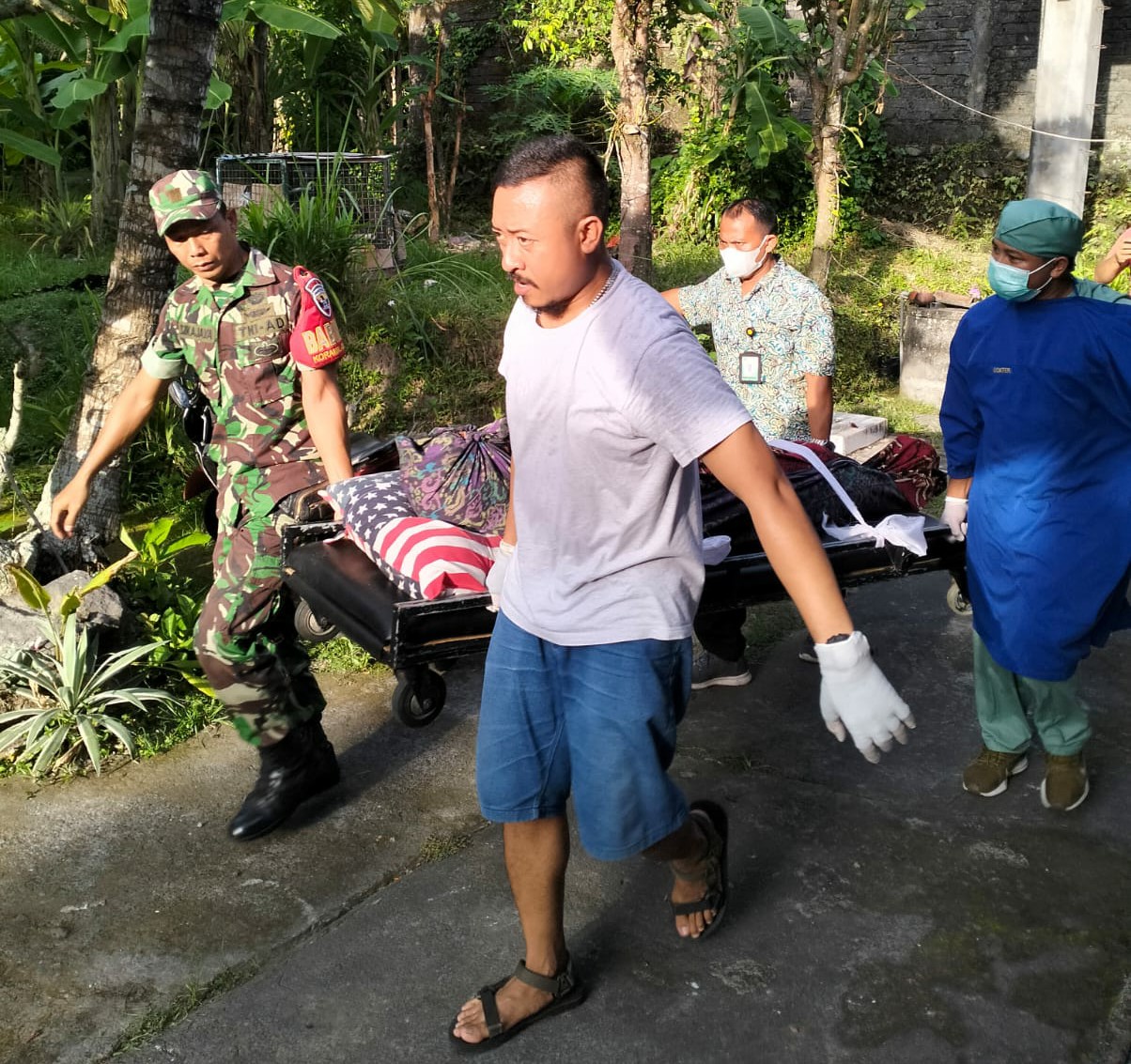 BUNUH DIRI: Jenazah IBSM di evakuasi di Banjar Hangloni desa Peliatan, Ubud, Gianyar pada Jumat (12/1/2024)