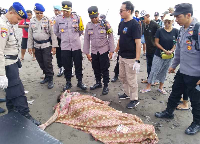 MENGAGETKAN : Kondisi mayat perempuan yang ditemukan tidak bernyawa di Pantai Yeh Gangga, Desa Sudimara, Tabanan. (Istimewa)