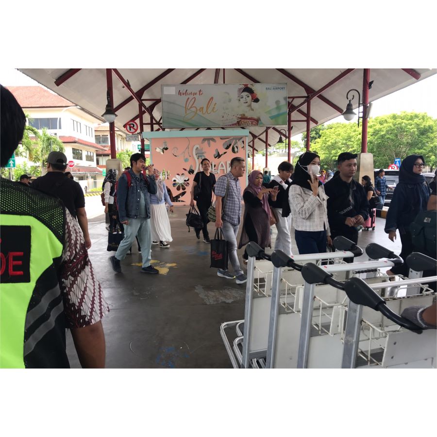 TAMBAH SIBUK: Sejumlah penumpang pesawat yang baru keluar di bandara I Gusti Ngurah Rai Tuban, Kuta Bali, Jumat 12 Januari 2024.