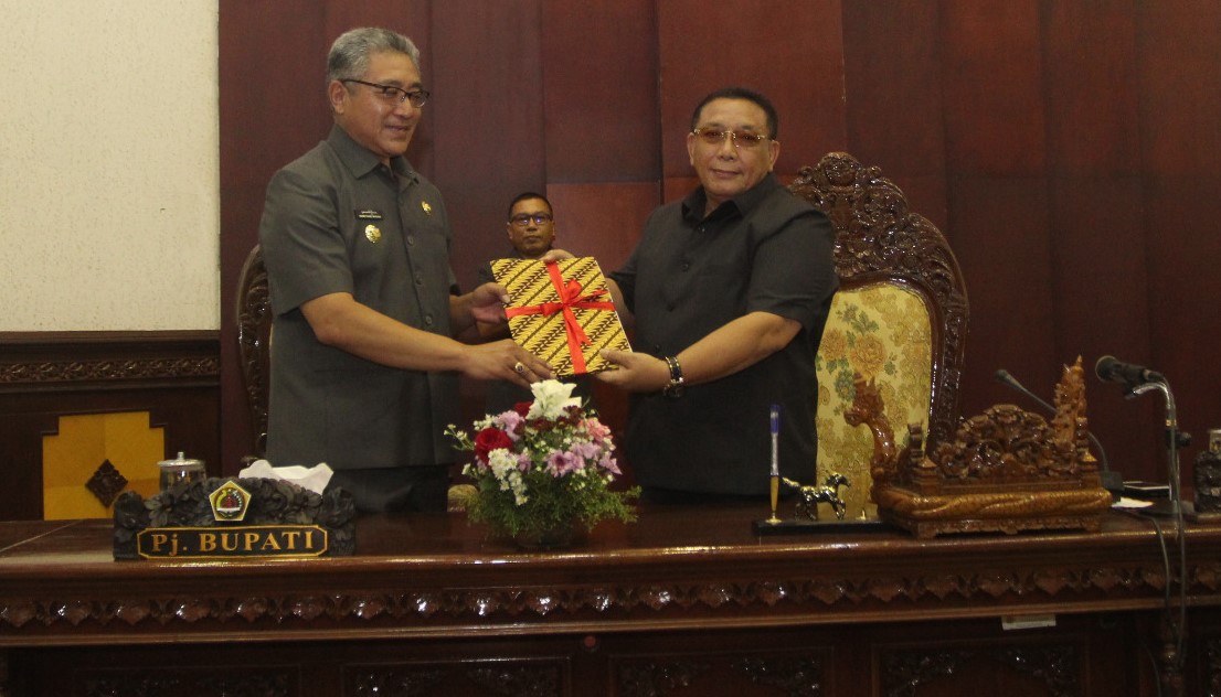 SERAHKAN RANPERDA :Pj Bupati Gianyar (kiri) serahkan tiga rancangan perda yang diterima Wakil Dewan Kabupaten Gianyar . (Istimewa)