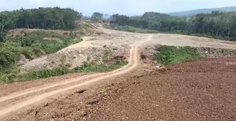 DITUNGGU PROGRESNYA: Lahan Perumda Bali di kecamatan Pekutatan yang sudah diratakan untuk pembangunan tol dan menjadi lokasi peletakan batu September 2022.(m.basir/radar bali)