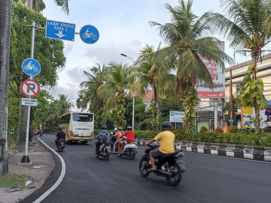ANEH: Pengaspalan jalan di kawasan Jalan Sudirman sudah selesai namun masih meninggalkan pekerjaan pembuatan marka jalan tak tuntas