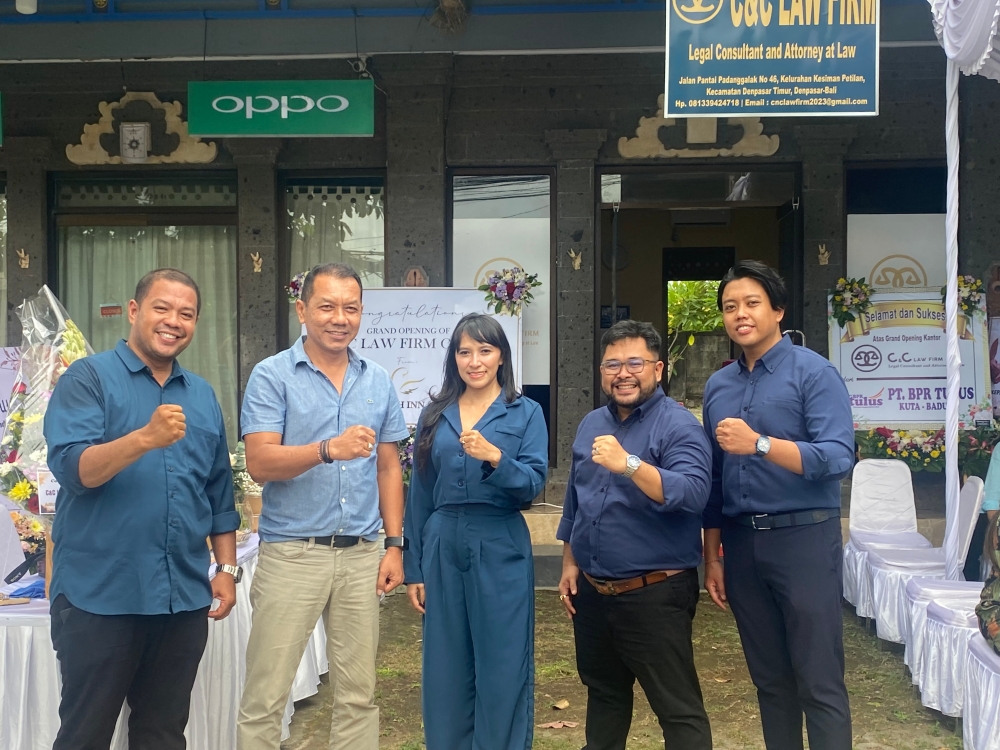 GRAND LAUNCHING: Rudi Santoso Cangi (paling kiri) dan Cokorda Alit Budi Wijaya (dua dari kanan) saat pembukaan Kantor Advokat C&C Law Firm  (14/1/2024). (Honey Dharma Putri/Radar Bali)