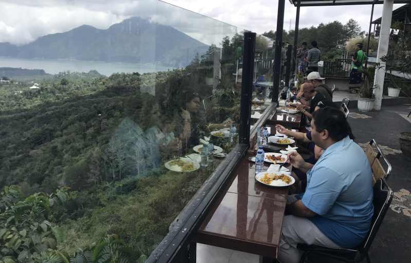 NILAI PLUS BANGLI : Keindahan Danau  Batur, di Penelokan, Bangli, menjadi nilai lebih keindahan Bangli. (miftahuddin/radar bali)