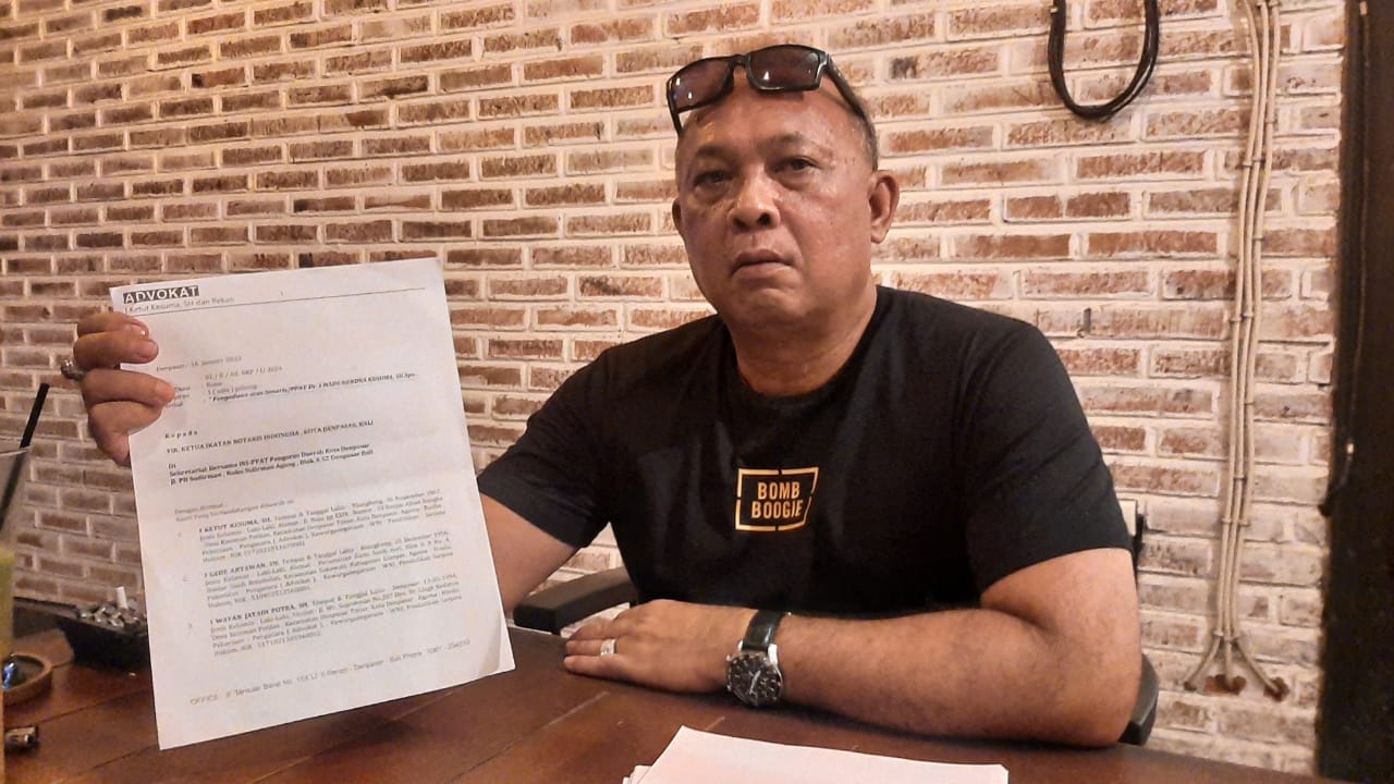 PELANGGARAN ETIK: Kuasa Hukum Puri Agung Denpasar I Ketut Kesuma SH mengadukan notaris/PPAT Hendra Kusuma, SH ke Ikatan Notaris Indonesia atas dugaan pelanggaran etik.