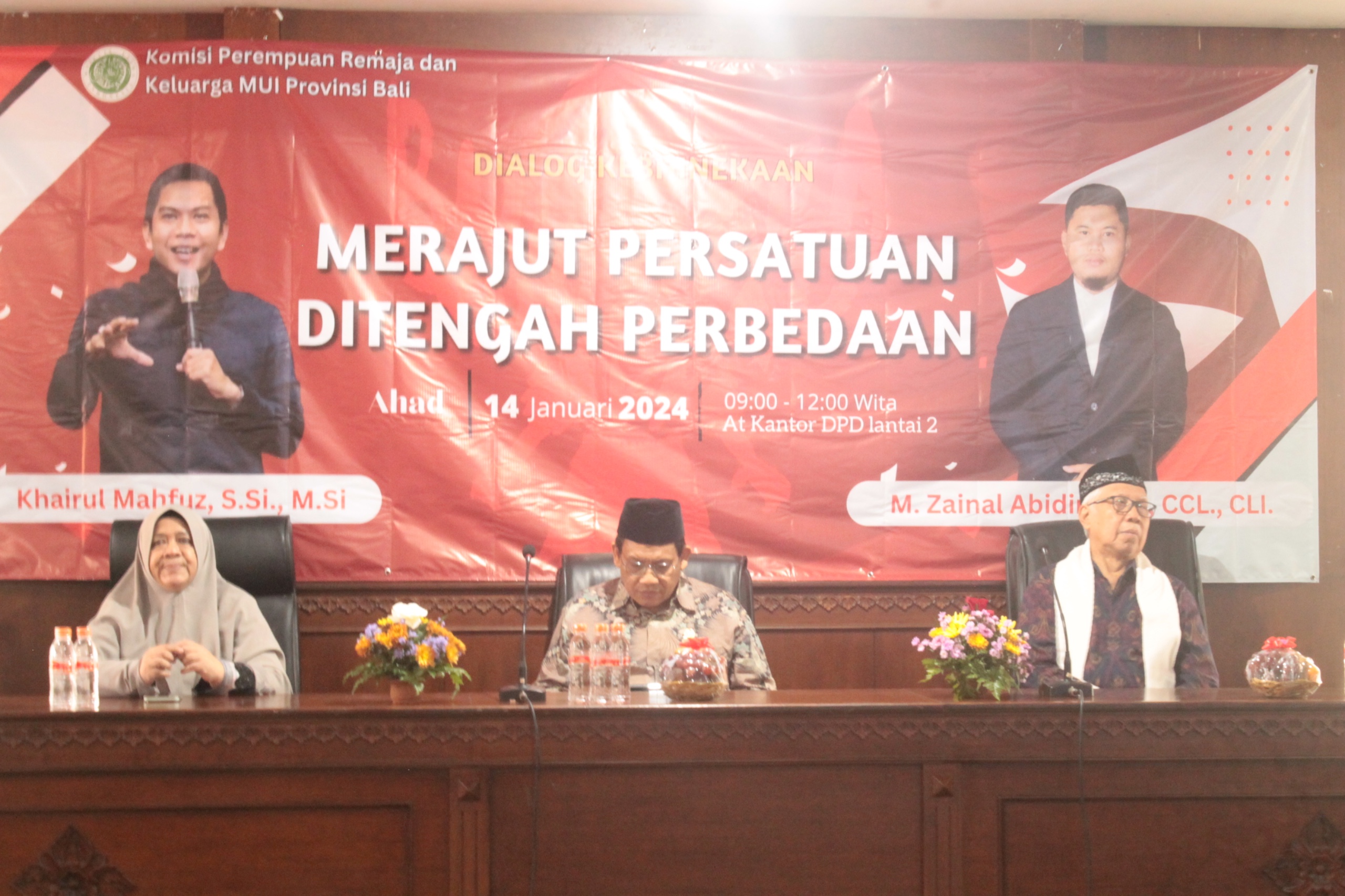 KERAGAMAN: Ketua MUI Provinsi Bali, KH Mahrusun Hadyono (paling kanan) dan Ketua Komisi Perempuan, Remaja dan Keluarga, Hajah Rahmani (paling kiri) dalam Dialog Kebhinekaan di gedung DPD RI Bali