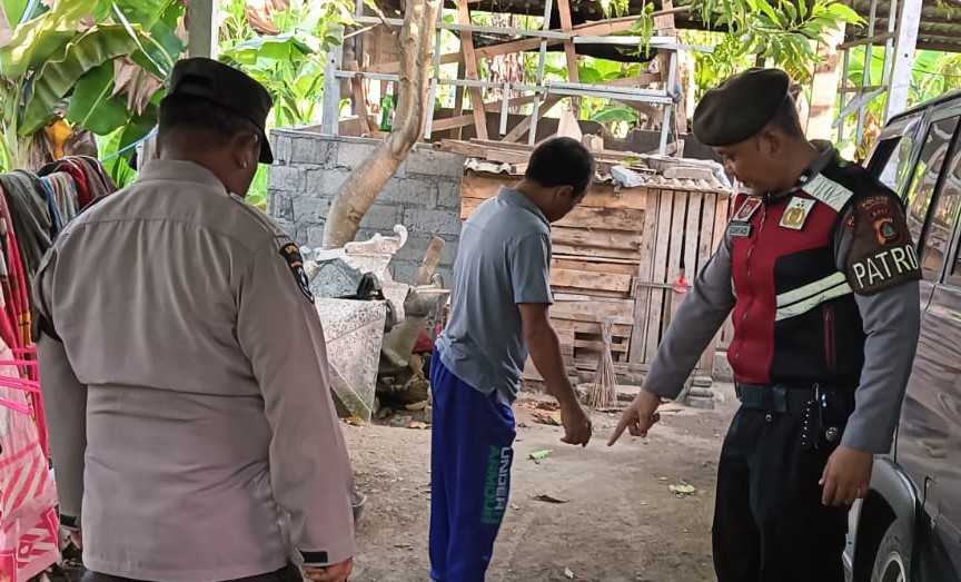 OLAH TKP : Polisi melakukan olah tempat kejadian (TKP), seusai peristiwa menghebohkan tersebut. (foto:Istimewa)