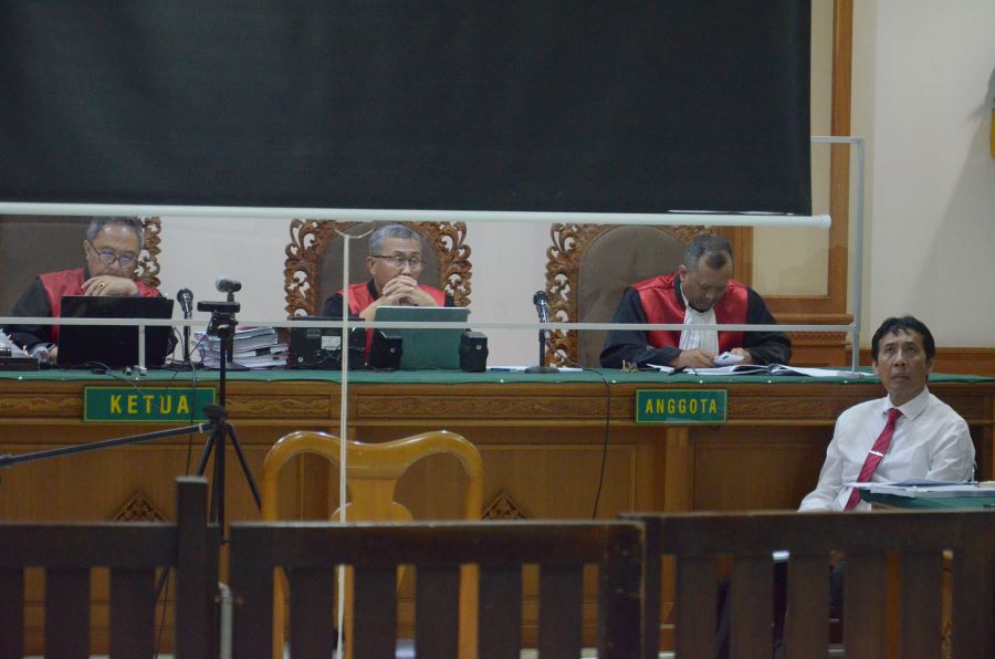BINGUNG: Terdakwa perkara korupsi dana SPI Universitas Udayana, Prof Antara saat diperiksa di peradilan Tipikor, 16 Januari 2024.