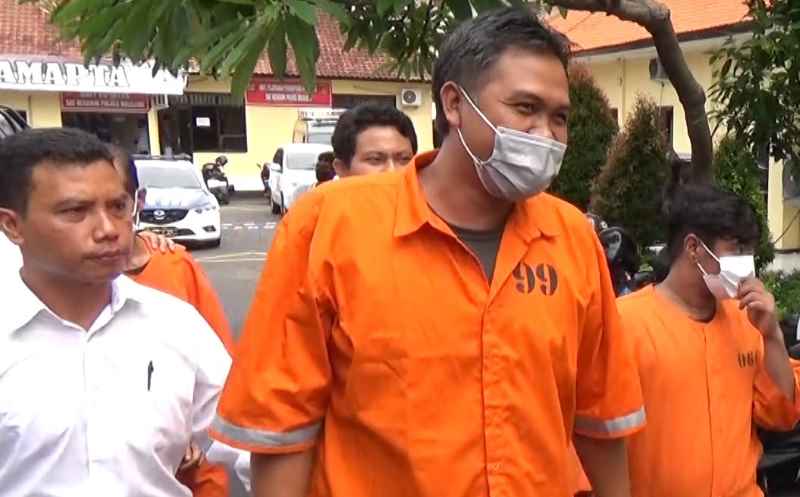 BOCOR JUGA SEPAK TERJANGNYA: Para  tersangka narkotika dikeler petugas Senin (15/1/2024) di Mapolres Buleleng. (francelino junior)