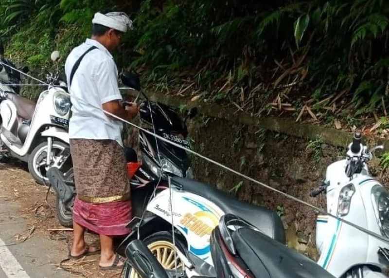 DIBIKIN EFEK JERA : Sejumlah motor milik pemedek upacara Pura Dalem Puri diikat menggunakan tali, diduga akibat parkir sembarangan. (istimewa)