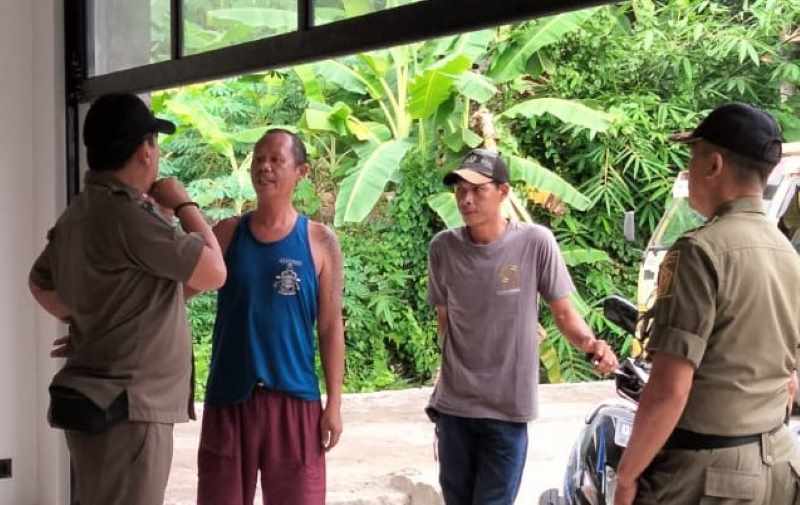 PERIKSA LANGSUNG : Pol PP Kabupaten Gianyar saat melakukan sidak di vila bodong . (Istimewa)