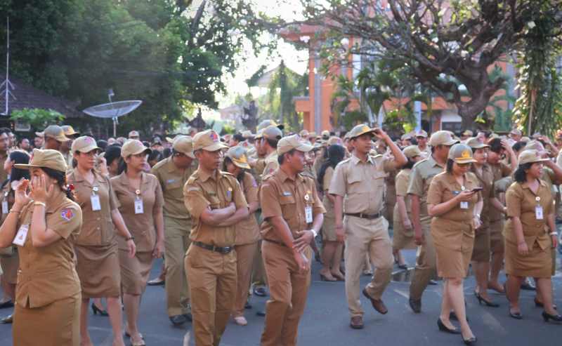 SEDOT PULUHAN MILIAR RUPIAH KENAIKAN GAJINYA : Pegawai Negeri Sipil (PNS) di Pemkab Tabanan. (juliadi/radar bali)