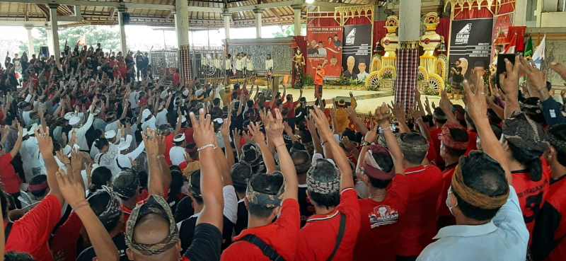ANTUSIASME TINGGI : Kampanye Ganjar Pranowo-Mahfud MD di Balai Budaya Ida Dewa Agung Istri Kanya, Rabu (17/1/2024). (dewa ayu pitri arisanti/radarbali)