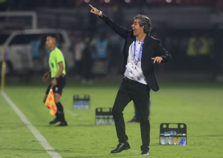 TAMPIL RAPI: Pelatih Bali United saat mengendalikan anak asuhnya di laga Bali United vs Persib Bandung berpenampilan jas akhir 2023 lalu.