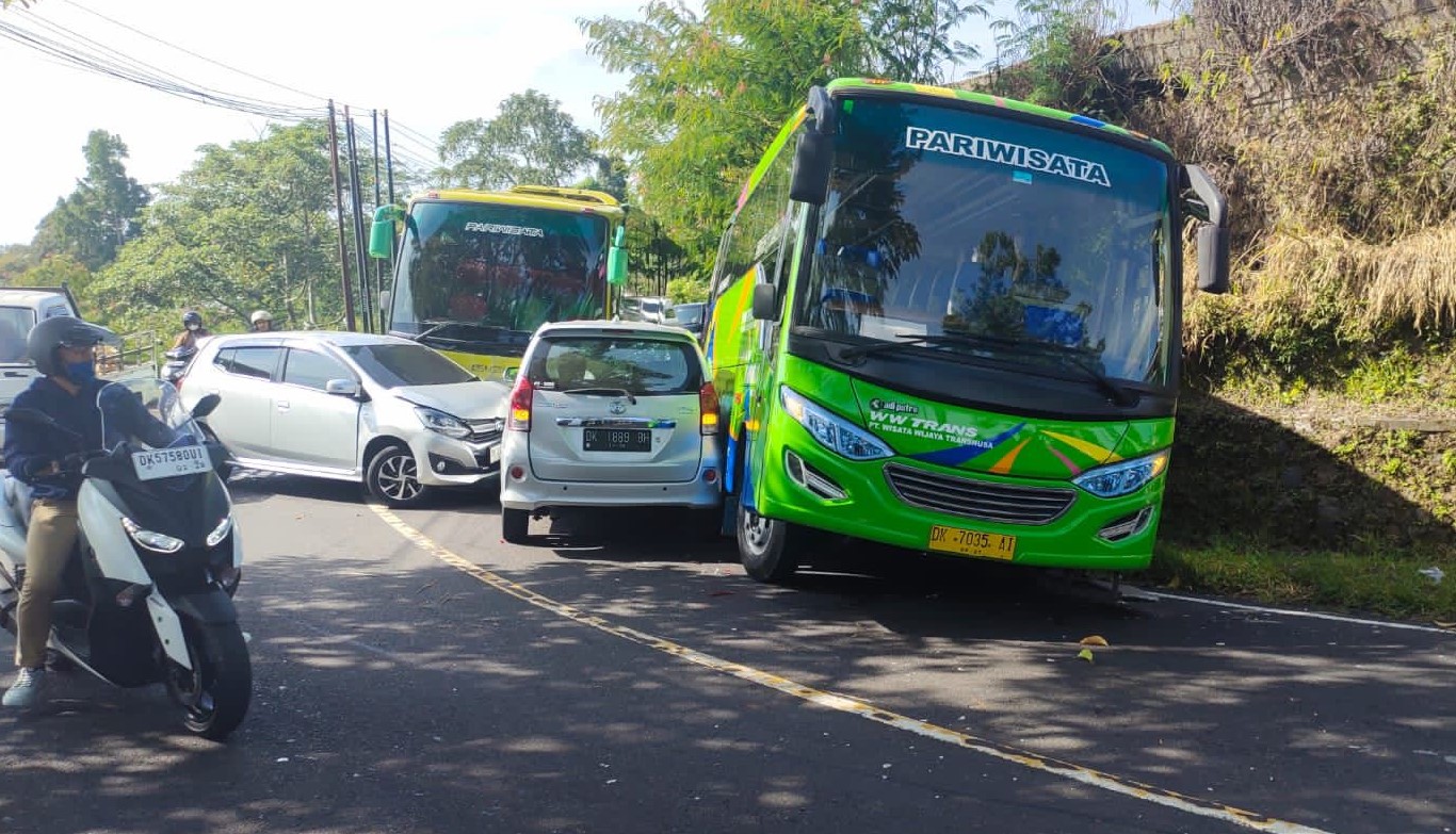 KACAU : Kondisi bus pariwisata yang mengalami kecelakaan di Jalan Raya Denpasar-Singaraja tepatnya di Banjar Taman Tanda, Desa, Batunya, Baturiti, Tabanan. (Istimewa)