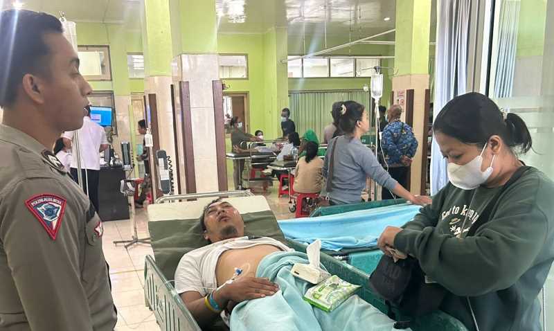 NAHAS : Kondisi kedua pengendara motor yang dirawat RSUD Tabanan dan polisi yang melakukan kecelakaan lalu lintas di Jalan Raya Denpasar-Gilimanuk.(Istimewa)
