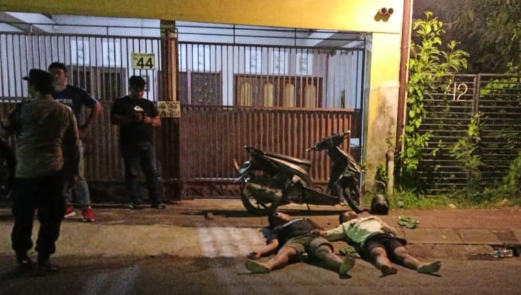 TERKAPAR: dua diantara 3 korban penganiayaansebelum di evakuasi ke ruang isolasi.