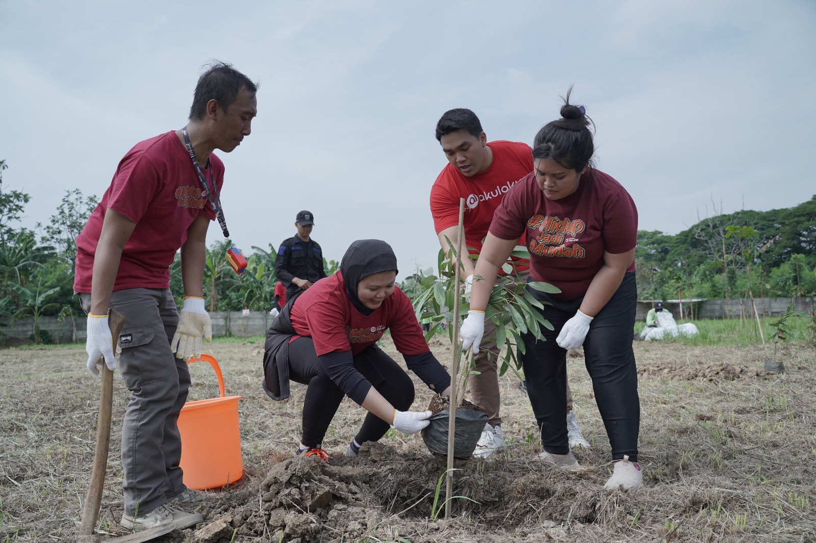 SALAM LESTARI: Akulaku Group menanam pohon sebagai aksi kepedulian terhadap keberlanjutan lingkungan di Hutan Kota Ujung Menteng, Jakarta.