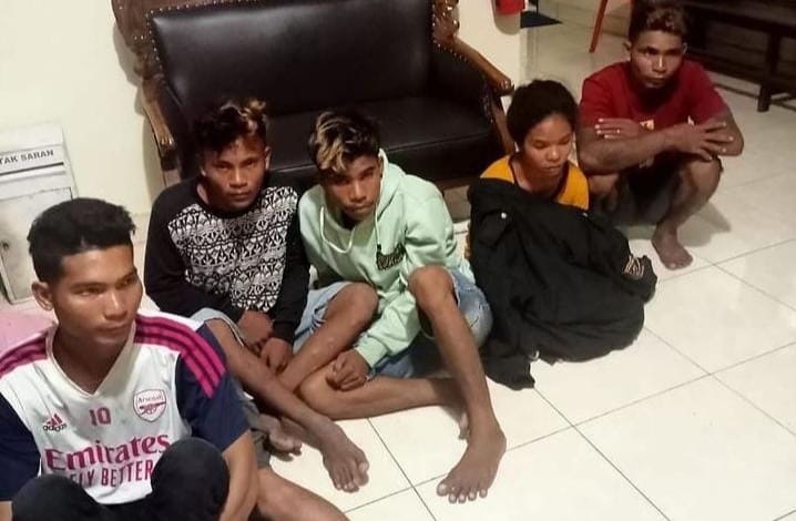 MABUK: Tujuh buruh diamankan di Polsek Mengwi lantaran ngamuk membawa parang hingga warga membunyikan kulkul bulus.