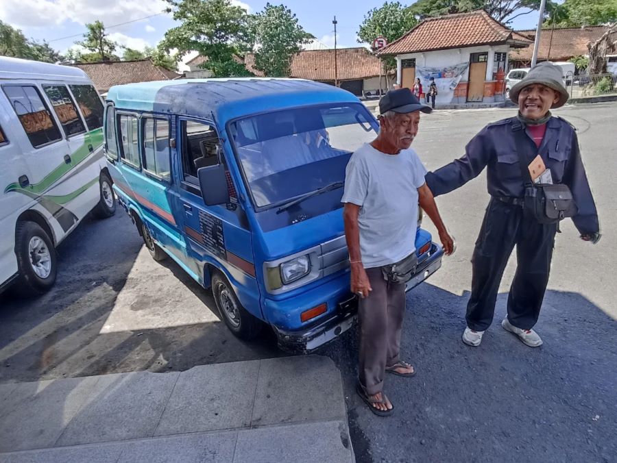 DICARI: Salah satu angkot yang masih beroperasi melayani pedagang pasar ngangkut barang dagangan.