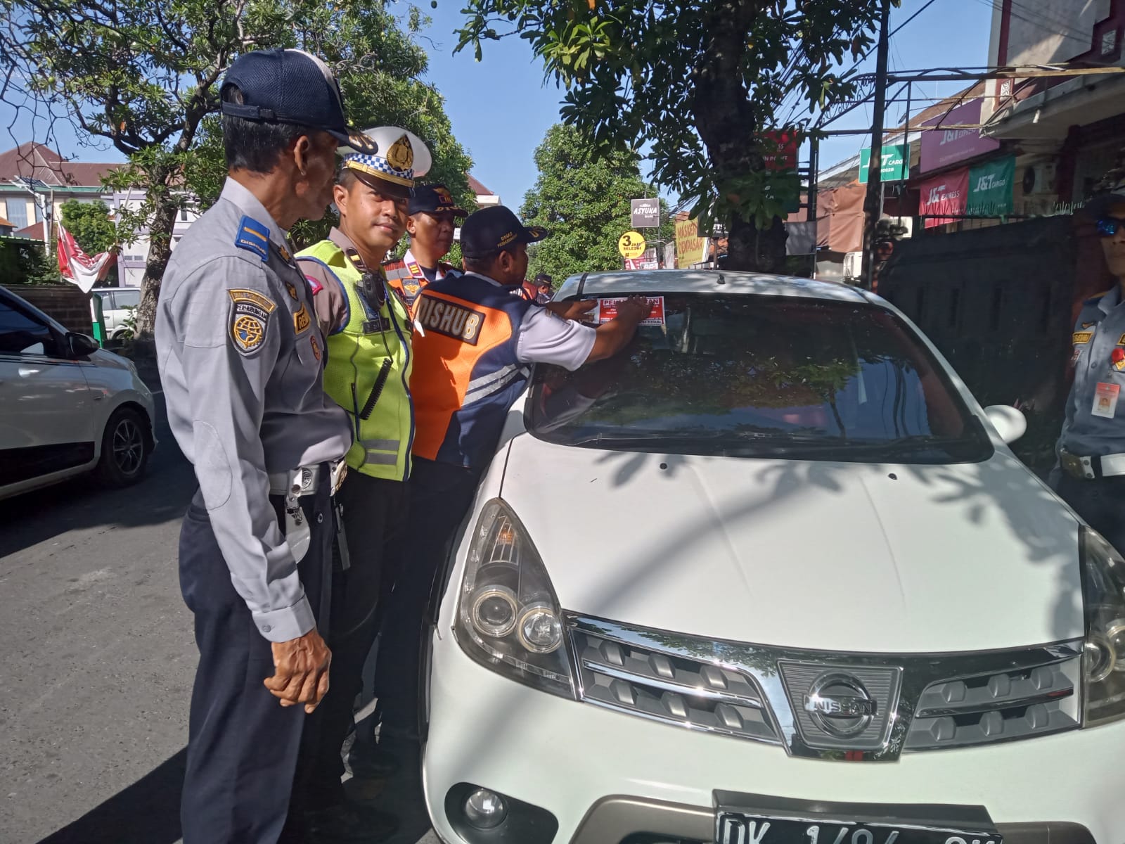 RAZIA: Personel Satlantas Polresta Denpasar operasi penertiban parkir liar di sejumlah lokas, Tabu (17/1/2024)