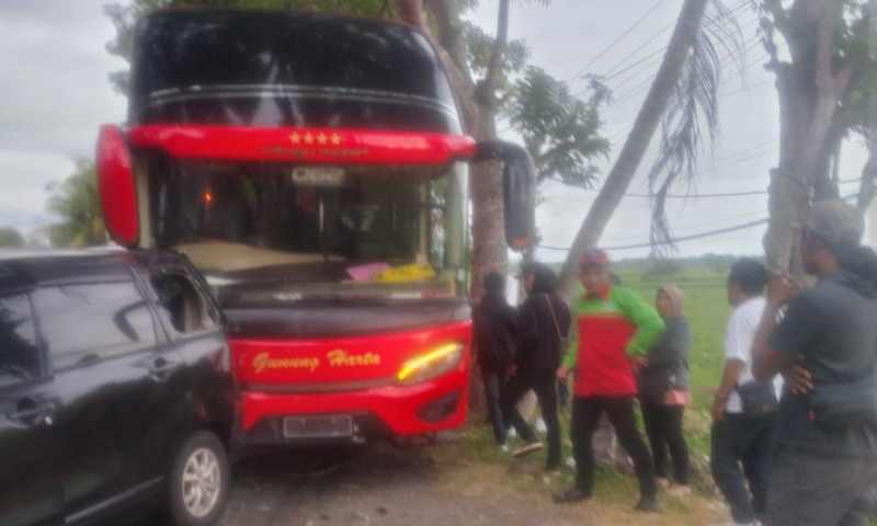 KECELAKAAN KARAMBOL : Mobil yang mengalami ringsek menabrak truk depan dan belakang ditabrak bus.(foto: satlantas jembrana)