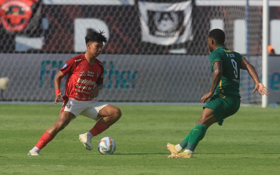 ISTIMEWA: Pemain muda Bali United Kadek Arel Priyatna (kiri) dipilih mendampingi Presiden Jokowi meninjau TC di Ibu Kota Negara