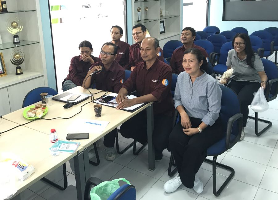 PENJELASAN TEKNIS: Panitia Pelatihan dan Kompetisi Jurnalistik 2024 Jawa Pos Radar Bali saat menjelaskan teknis pelaksanaan kompetisi di Kantor Radar Bali (18/1/2024)