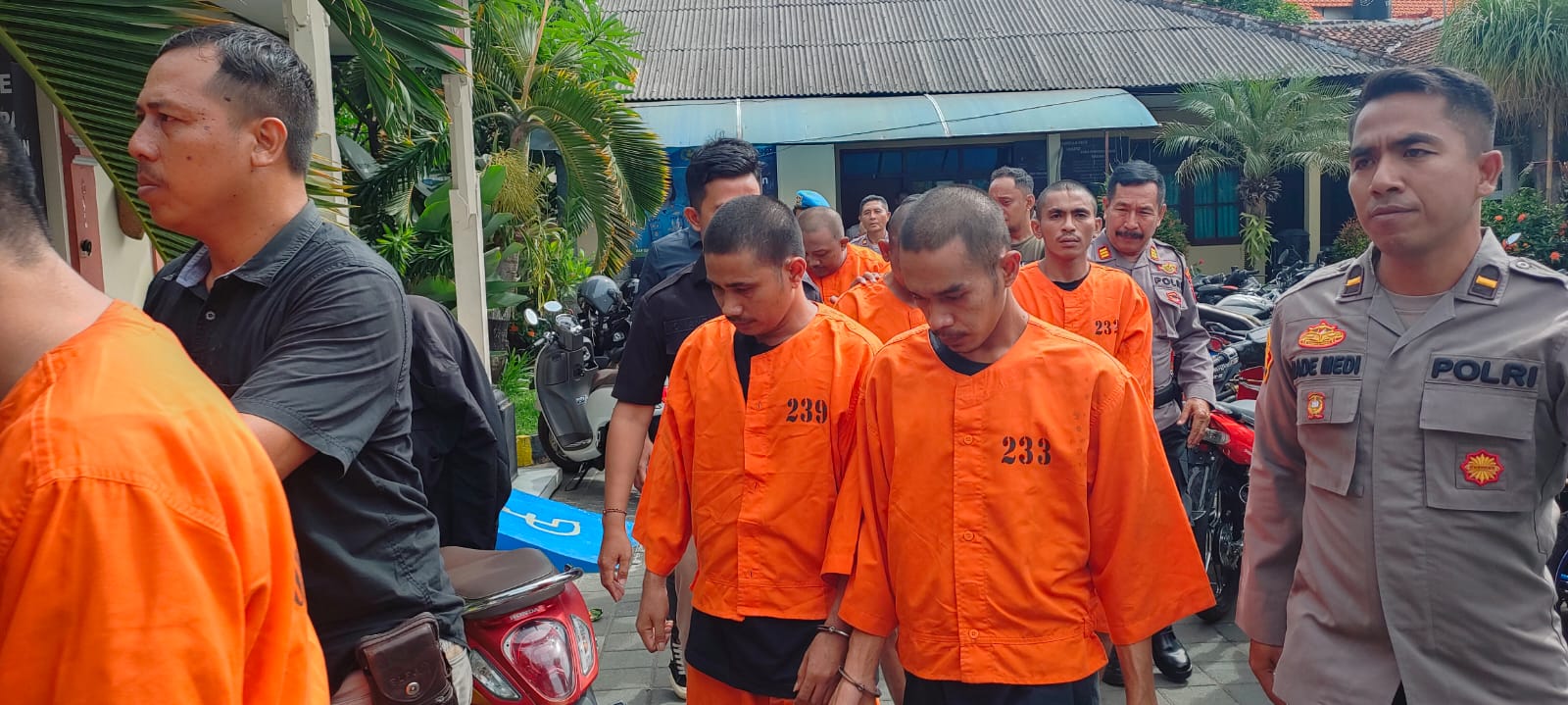 NAKAL:  Dua Buruh Proyek Mall, di Jalan Danau Tamblingan, Sanur, bernama Yulius Lende alias Yulen, 21, dan Obed Rambi Engge, 24, digelandang polisi.