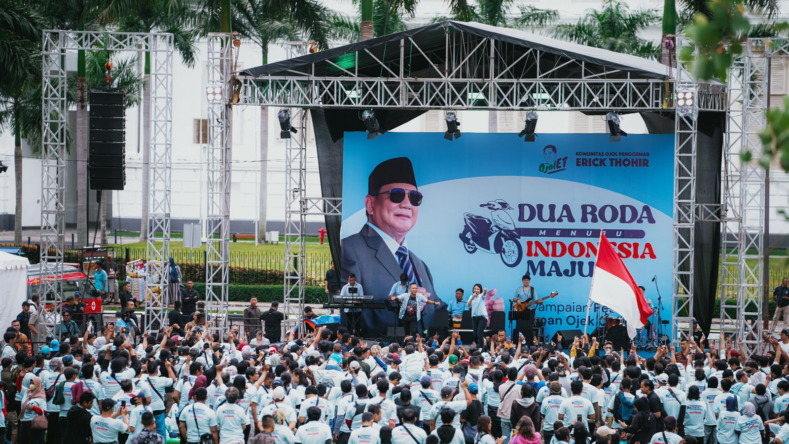 TUMPAH RUAH: Komunitas Ojek Online penggemar Erick Thohir (OjolET) memberikan dukungan kepada Prabowo subianto menjadi Presiden RI sekaligus menitipkan lahan parkir gratis.