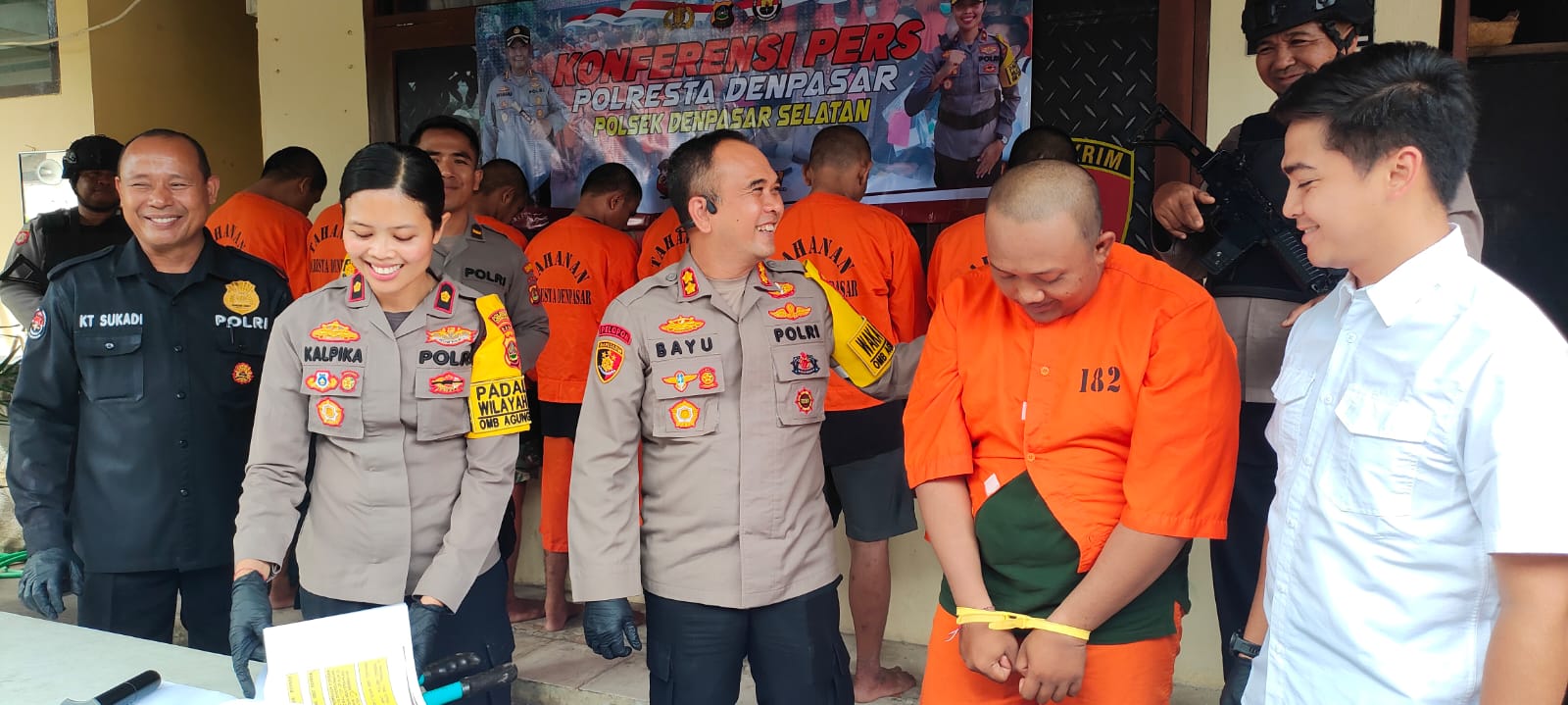 Eks bagian admin Bank BUMN I Putu Bagus Indra Mulia Nugraha, 30 (baju oranye)