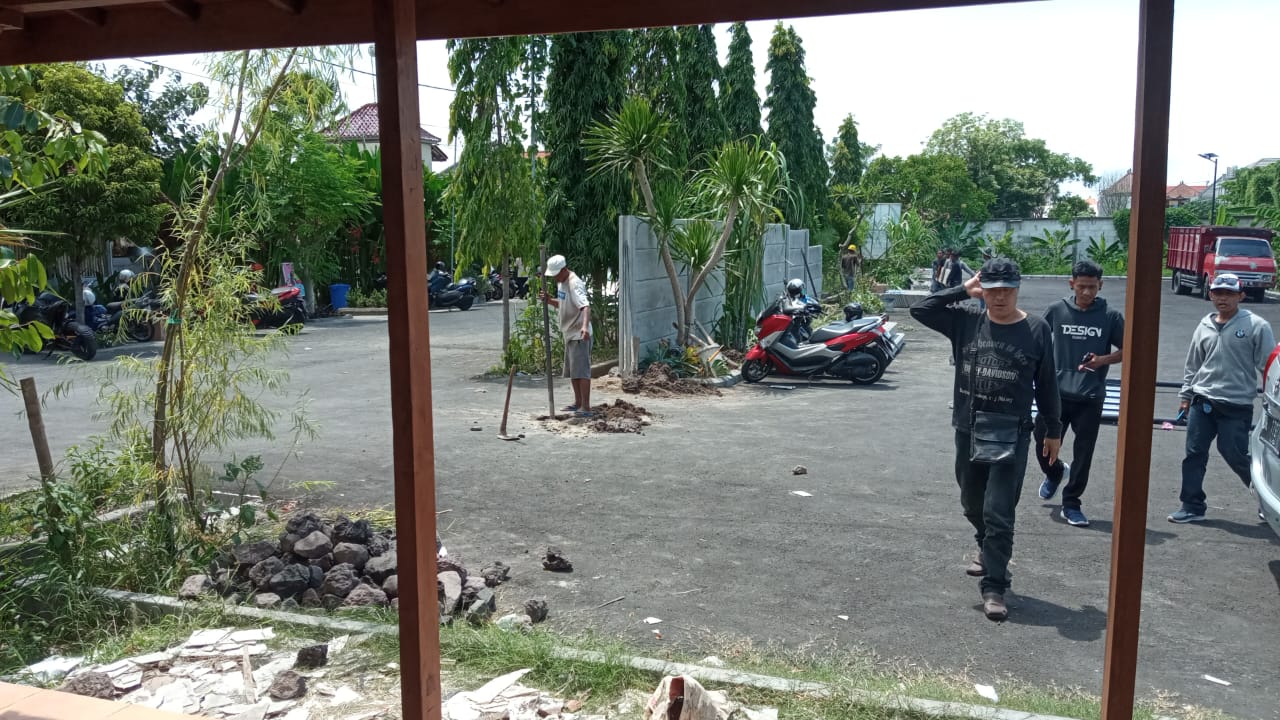 SEWENANG-WENANG: Beberapa tukang dan oknum preman saat melakukan pemagaran dan pemasangan plang atas perintah Nyoman Liang di Badak Agung Denpasar, 17 Januari 2024 lalu.
