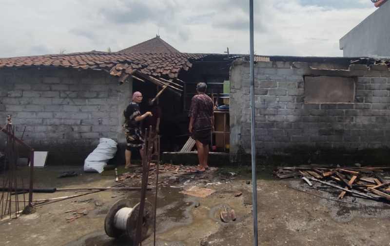 GEGARA KORSLETING: Kondisi gudang di Kawasan Jalan Abian Tuwung, Kediri, Tabanan, setelah kebakaran.(juliadi/radar bali)