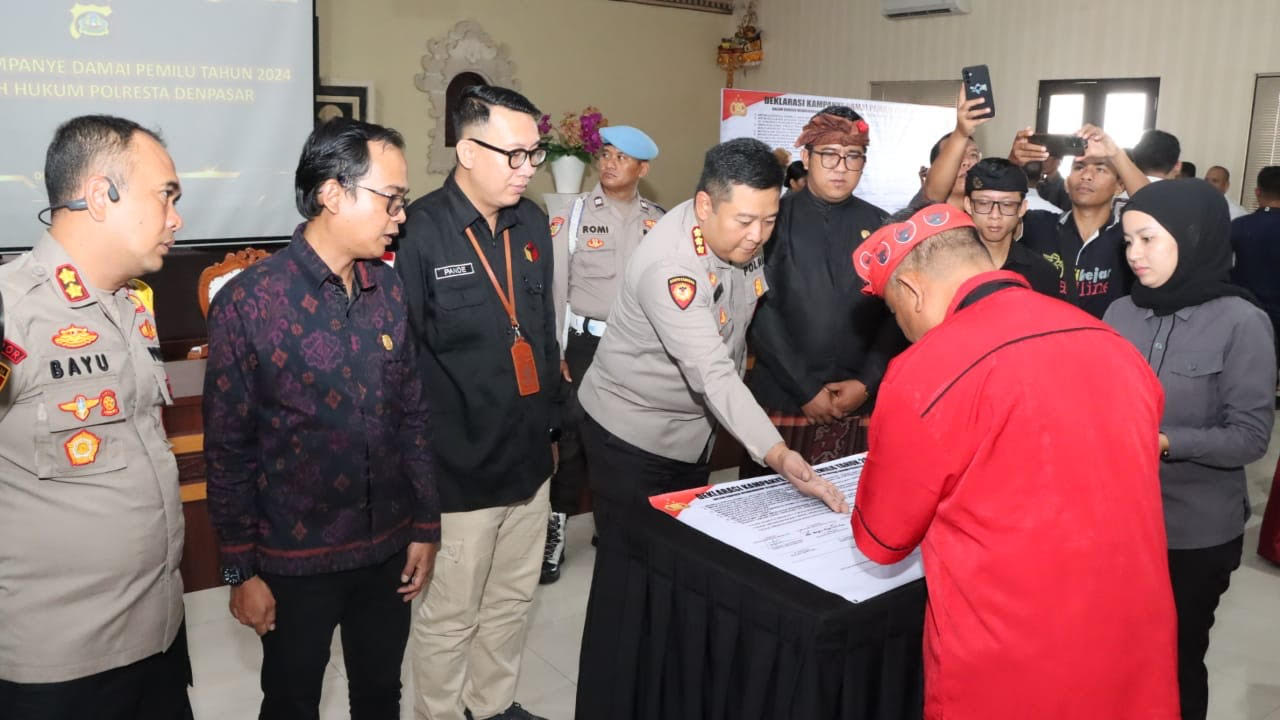 DAMAI: Suasana penandatanganan Deklarasi Kampanye Damai di Polresta Denpasar (18/1/2021).